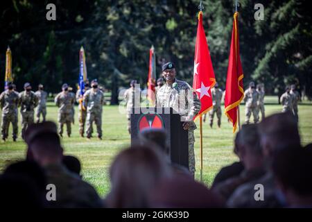 U.S. Army soldier outgoing commander Maj. Gen. Xavier T. Brunson gives a speech during the 7th Infantry Division change of command and responsibility ceremony at Joint Base Lewis-McChord, May 11, 2021. The change of command ceremony is a tradition that transfers authority and responsibility to the new commander or command team. Stock Photo