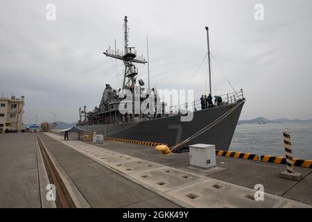 Avenger-class mine countermeasures ship USS Patriot (MCM 7), forward-deployed to Fleet Activities Sasebo, Japan, arrives at Marine Corps Air Station (MCAS) Iwakuni for a scheduled port visit May 12, 2021. With an organic port facility, and serving as host to Marine Air Group 12, Carrier Air Wing Five, and Fleet Air Wing 31, MCAS Iwakuni is uniquely postured to provide advanced naval integration in support of regional security and the US-Japan alliance. Patriot is assigned to Mine Countermeasures Squadron 7, operating in the U.S. 7th Fleet area of operations to enhance interoperability with par Stock Photo