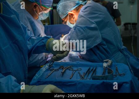 U.S. Army Soldiers with the Forward Surgical Section at the Medical Element, Joint Task Force-Bravo, Soto Cano Air Base, Honduras, Salvadoran doctors and nurses remove a gallbladder during a surgical readiness training exercise for Resolute Sentinel 2021 in La Unión, El Salvador, May 12, 2021. Approximately 65 service members deployed to El Salvador to provide joint training and improved readiness of JTF-B civil engineers, medical professionals and support personnel through humanitarian assistance activities. Stock Photo