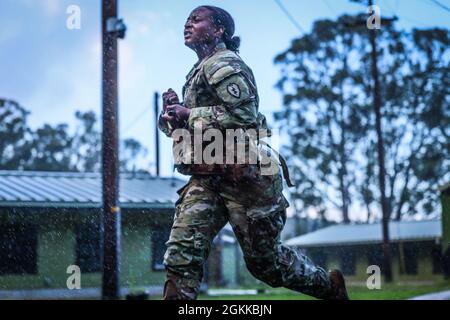 Schofield Barracks, HI —    Soldiers from 25th Infantry Division Artillery (25th DIVARTY) completed the Jungle 5K and swim test train up at Lightning Academy Schofield Barracks, Hawaii, May 14, 2021 as practice for an upcoming Jungle Operations Training Course (JOTC). Stock Photo