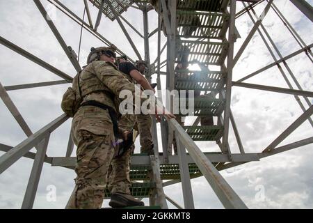 Green Berets with 10th Special Forces Group (Airborne) overlook a target location as they prepare to call for fire on simulated enemy targets in Avon Park, Florida May 17th, 2021. Members of the 1st Special Forces Command coordinated with conventional Forces to accomplish the mission. Stock Photo