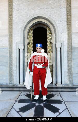 Moroccan royal guard at the entrance of the Mausoleum of Mohammed V in Rabat, Morocco. Stock Photo