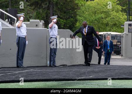 Secretary of Defense Lloyd J. Austin III touches the Marshall Plaque before walking onto Blaik Field at Michie Stadium where he attended and spoke to graduating U.S. Military Academy cadets during the graduation ceremony at the U.S. Military Academy at West Point, May 22, 2021. It is tradition that Army West Point Football players will take the field after placing their hands on, as they pass by, the bronze Marshall Plaque that holds the now famous quote from Army Gen. George C. Marshall, “I want an officer for a secret and dangerous mission. I want a West Point Football player!' Stock Photo