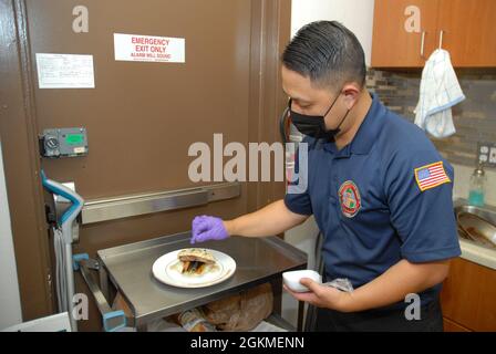 Culinary Specialist 1st Class Alan Yang prepares a dish for the 2020 Sailor of the Year recognition lunch at Expeditionary Strike Group (ESG) 3 headquarters, May 26. Hospital Corpsman 1st Class Christian Lopez, assigned to amphibious assault ship USS Essex (LHD 2), was recognized as the ESG 3, Amphibious Squadron (PHIBRON) 1, and Essex 2020 Sailor of the Year. Stock Photo