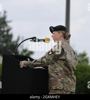 Command Sgt. Maj. Veronica Knapp, incoming division command sergeant major of the 101st Airborne Division (Air Assault), gives her remarks during the division change of responsibility, May 27, 2021, at the division headquarters, Fort Campbell, Ky. Stock Photo