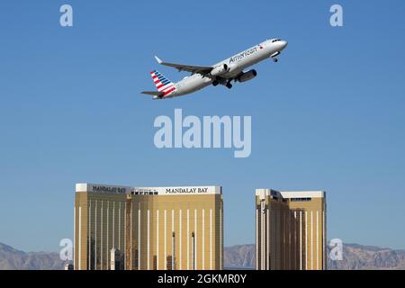 A general overall view of an American Airlines Airbus A321 (twin jet) registration N132AN takes off from the McCarran International Airport with the M Stock Photo