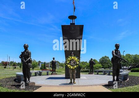 This Memorial Day, 101st Airborne Division (Air Assault) take time to remember those who made the ultimate sacrifice in a wreath laying ceremony.     In this ceremony 101st Airborne Division (Air Assault) command team, Maj. Gen. JP McGee and Command Sgt. Maj. Veronica Knapp honor the fallen U.S. military heroes who gave the ultimate sacrifice in duty to our nation by laying a wreath in front of the division's eternal flame. Stock Photo