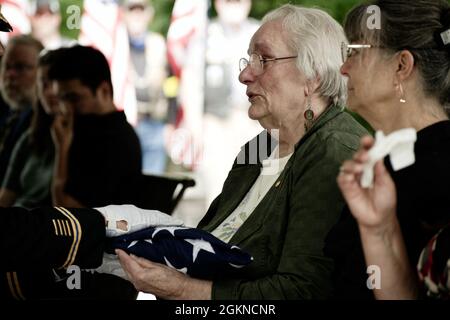 New York Army National Guard Lt. Col. Shawn Hatch presents an American flag to the mother of Chief Warrant Officer 5 Steven Skoda during funeral services for Skoda conducted on June 4, 2021 at Gerald B. Solomon National Cemetery in Schyulerville, N.Y. Skoda and two other Soldiers died away on Jan. 20 when their UH-60 Black Hawk helicopter crashed near Mendon NY. Stock Photo