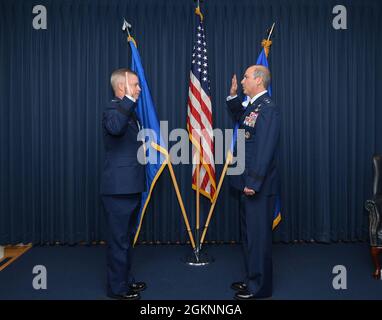 U.S. Air Force Maj. Gen. David M. Gaedecke, 16th Air Force (Air Forces Cyber) vice commander recites the Oath of Office during an official promotion ceremony officiated by U.S. Air Force Lt. Gen. Timothy D. Haugh, 16th Air Force (Air Forces Cyber) commander, Joint Base San Antonio - Lackland, Texas, June 7, 2021. Stock Photo