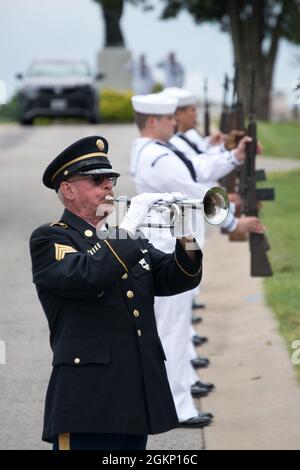 210608-N-PO345-5852 ST LOUIS. (June 8, 2021) – A bugler plays Taps as the rifle team from Jefferson Barracks National Cemetery in St. Louis, MO, stand at attention during the graveside burial of Navy Mess Attendant 3rd Class Isaac Parker June 8, 2021. Parker was killed aboard the USS Oklahoma (BB-37) when it received up to eight torpedo hits and capsized in less than 12 minutes during the attack on Pearl Harbor, HI, December 7, 1941. He was reunited with his father, mother and six other relatives also buried at the cemetery, 79 years after his death following positive identification by the Def Stock Photo