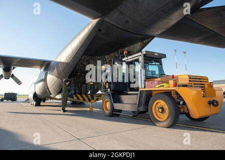 Royal Canadian Air Force (RCAF) members of 17 Mission Support Squadron load an RCAF CC-130 Hercules from 435 Squadron in preparation for Exercise Amalgam Dart at 17 Wing Winnipeg, Manitoba, on June 12, 2021.  Photo: Corporal Darren McDonald, 17 OSS Imaging, Winnipeg Stock Photo