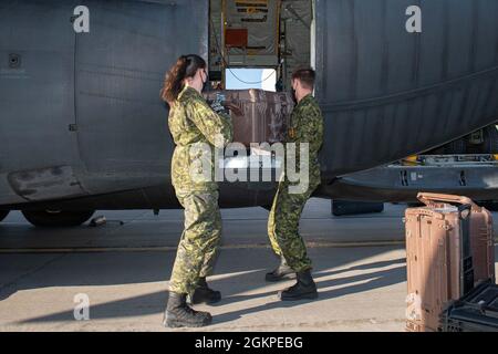 Royal Canadian Air Force members of 17 Mission Support Squadron load an Royal Canadian Air Force CC-130 Hercules from 435 Transport and Rescue Squadron in preparation for Exercise Amalgam Dart, June 12, 2021,  at 17 Wing Winnipeg, Manitoba. Photo: Corporal Darren McDonald 17 OSS Imaging, Winnipeg Stock Photo