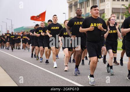 Soldiers assigned to Headquarters and Headquarters Company, 1st Signal Brigade Soldiers run during the U.S. Army birthday heritage run on June 14, 2021 at Camp Humphreys, South Korea. Stock Photo