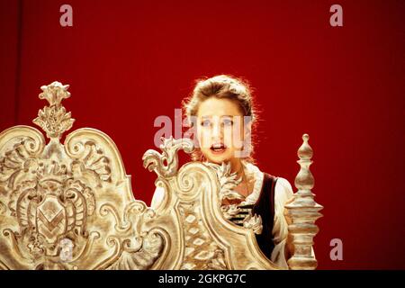 Alison Hagley (Susanna) in LE NOZZE DI FIGARO at Glyndebourne Festival Opera, East Sussex, England 28/05/1994 music: Wolfgang Amadeus Mozart libretto: Lorenzo Da Ponte conductor: Bernard Haitink design: John Gunter lighting: Pat Alison Hagley (Susanna) in LE NOZZE DI FIGARO at Glyndebourne Festival Opera, East Sussex, England 28/05/1994 music: Wolfgang Amadeus Mozart libretto: Lorenzo Da Ponte conductor: Bernard Haitink design: John Gunter lighting: Pat