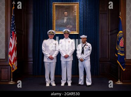 210617-N-WF272-1152 PHILADELPHIA (June 17, 2021) From left to right, retired Navy Capt. William Pinamont Jr., his son Ensign William Pinamont III, and Hospital Corpsman 1st Class David Cooley, from New York, medical officer recruiter assigned to Navy Talent Acquisition Group Philadelphia, pose for a group photo following a commissioning ceremony held at the Union League of Philadelphia. Cooley’s applicant Pinamont commissioned through the Navy Health Professions Scholarship Program, and will serve as a doctor in the Medical Corps upon graduating from Penn State College of Medicine. NTAG Philad Stock Photo