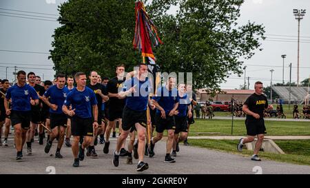 Leaders and Soldiers from the 101st Combat Aviation Brigade, 101st Airborne Division (Air Assault) conduct a division run, June 21, 2021, to kick off the Week of the Eagles celebration, Fort Campbell, Ky. Week of the Eagles is a division-wide celebration commemorating the proud history and traditions of the 101st by bringing together Screaming Eagles past and present to foster esprit de corps amongst troops through festival and competition. Stock Photo