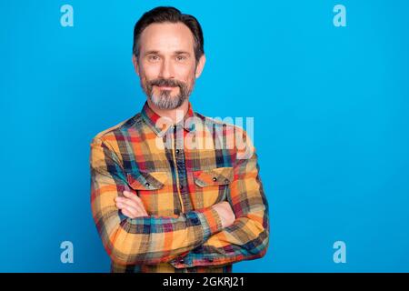 Photo portrait business man smiling with folded hands confident isolated vibrant blue color background copyspace Stock Photo