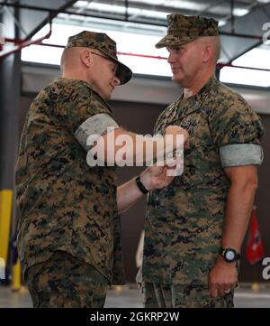 https://l450v.alamy.com/450v/2gkrp2w/col-kipp-a-wahlgren-right-outgoing-commanding-officer-marine-force-storage-command-receives-the-legion-of-merit-from-maj-gen-joseph-f-shrader-commanding-general-marine-corps-logistics-command-during-mfscs-change-of-command-ceremony-at-marine-corps-logistics-base-albany-ga-june-23-2gkrp2w.jpg