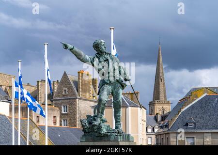 Statue des  Kaperer Robert Surcouf  vor der Altstadt mit dem Turm der Kathedrale St Vincent, Saint Malo, Bretagne, Frankreich  |  Privateer Robert Sur Stock Photo