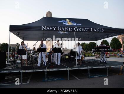 Sailors assigned to Navy Band Great Lakes perform during the Stars and Stripes Picnic at the National WWI Museum and Memorial in Kansas City, Missouri July 3, 2021. The event was part of Kansas City Navy Week, the first in-person Navy Week since the beginning of the COVID-19 pandemic, bringing Sailors from different Navy units across the U.S. to conduct focused outreach with members of the community. Navy Weeks consist of a series of events coordinated by the Navy Office of Community Outreach designed to give Americans an opportunity to learn about the Navy, its people and its importance to na Stock Photo