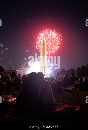 Fireworks are on display at the National WWI Museum and Memorial during the Stars and Stripes Picnic in Kansas City, Missouri July 3, 2021. The event was part of Kansas City Navy Week, the first in-person Navy Week since the beginning of the COVID-19 pandemic, bringing Sailors from different Navy units across the U.S. to conduct focused outreach with members of the community. Navy Weeks consist of a series of events coordinated by the Navy Office of Community Outreach designed to give Americans an opportunity to learn about the Navy, its people and its importance to national security and prosp Stock Photo