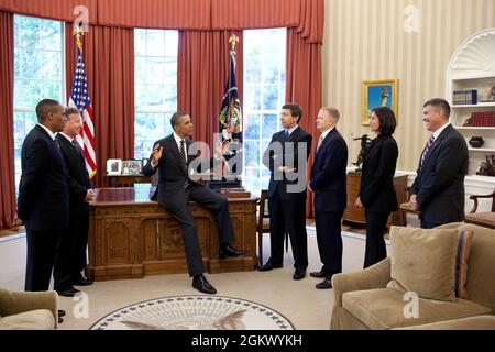 President Barack Obama meets with the crew of the space shuttle Discovery in the Oval Office, May 9, 2011.  Pictured, from left, are: Mission Specialist Alvin Drew, Commander Steve Lindsey, Mission Specialist Michael Barratt, Pilot Eric Boe, Mission Specialist Nicole Stott, and Mission Specialist Steve Bowen. (Official White House Photo by Pete Souza)  This official White House photograph is being made available only for publication by news organizations and/or for personal use printing by the subject(s) of the photograph. The photograph may not be manipulated in any way and may not be used in Stock Photo