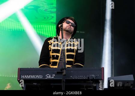 The Dualers band performing at a music concert festival in Garon Park, Southend on Sea, Essex, UK. Keyboard player Tarran Joe Summers on Hammond Sk2 Stock Photo