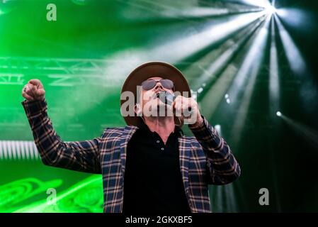 Tyber Cranstoun of The Dualers band performing at a music concert festival in Garon Park, Southend on Sea, Essex, UK. Vocalist singing Stock Photo