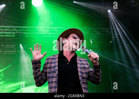 Tyber Cranstoun of The Dualers band performing at a music concert festival in Garon Park, Southend on Sea, Essex, UK. Vocalist singing Stock Photo