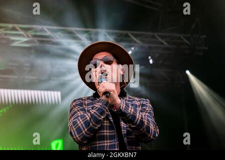 Tyber Cranstoun of The Dualers band performing at a music concert festival in Garon Park, Southend on Sea, Essex, UK. Vocalist singing Stock Photo