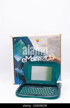 Apple eMate 300 translucent green plastic laptop PDA and packaging for schoolchildren produced in 1997 Stock Photo