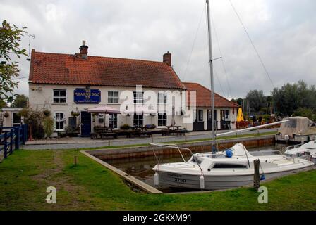 Boats moored in a small cutting on Hickling Broad by the Pleasure Boat  Inn, Norfolk, England Stock Photo