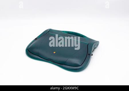 Apple eMate 300 translucent green plastic laptop PDA for schoolchildren produced in 1997 Stock Photo