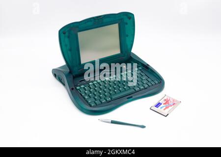 Apple eMate 300 translucent green plastic laptop PDA for schoolchildren produced in 1997 Stock Photo