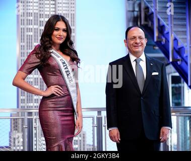 New York, NY, USA. 15th Sep, 2021. Miss Universe Andrea Meza, Consul general of Mexico in New York Jose Isla Lopez at a public appearance for Mexican Independence Day Celebration, The Empire State Building, New York, NY September 15, 2021. Credit: Eli Winston/Everett Collection/Alamy Live News Stock Photo