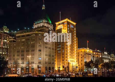 The 1929 Sassoon House building of the Fairmount Peace Hotel on The Bund at night, Shanghai, China Stock Photo