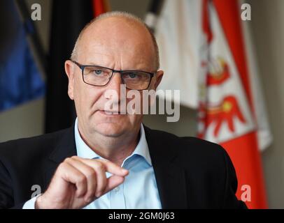 Potsdam, Germany. 15th Sep, 2021. Dietmar Woidke (SPD), Minister President of Brandenburg, speaks during the interview with dpa. (to dpa 'Woidke defends new Corona warning lights against criticism) Credit: Soeren Stache/dpa-Zentralbild/dpa/Alamy Live News Stock Photo