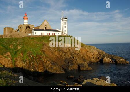 FRANCE. BRITTANY. FINISTERE (29) PLOUGONVELIN.SAINT MATHIEU POINT. THE SEMAPHORE,THE OLD ABBEY OF SAINT MATHIEU AND THE LIGHTHOUSE.(PICTURE NOT AVAILA Stock Photo
