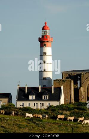 FRANCE. BRITTANY. FINISTERE (29) PLOUGONVELIN.SAINT MATHIEU POINT.THE LIGHTHOUSE AND THE OLD ABBEY SAINT MATHIEU. (PICTURE NOT AVAILABLE FOR CALENDAR Stock Photo