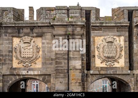 Wappen am Stadttor Porte Saint-Vincent, Saint Malo, Bretagne, Frankreich  |  The walled city and beach in Saint Malo, Brittany, France Stock Photo