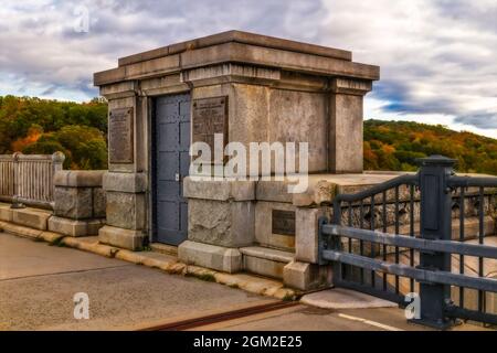 New Croton On The Hudson Dam - View at Croton Dam bridge also known as the Cornell Dam during a beautiful autumn afternoon. The golden warm hues of fa Stock Photo