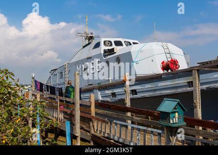 Shoreham-On-Sea, West Sussex UK. 16th September 2021. UK weather: warm and sunny at Shoreham-On-Sea, Shoreham By Sea, with unusual colourful houseboats on the estuary of the River Adur contrasting against the blue sky. Credit: Carolyn Jenkins/Alamy Live News
