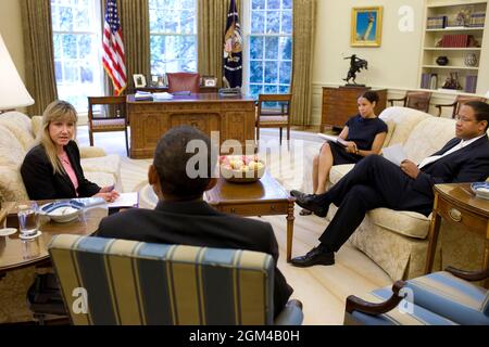 President Barack Obama is briefed on the Arizona wildfires by, from left, Heidi Avery, White House Deputy Homeland Security Advisor, Mona Sutphen, chief of staff for Policy, and Michael Strautmanis, chief of staff for the Office of Public Engagement and Intergovernmental Affairs, in the Oval Office, June 22, 2010.   (Official White House Photo by Pete Souza)This official White House photograph is being made available only for publication by news organizations and/or for personal use printing by the subject(s) of the photograph. The photograph may not be manipulated in any way and may not be us Stock Photo