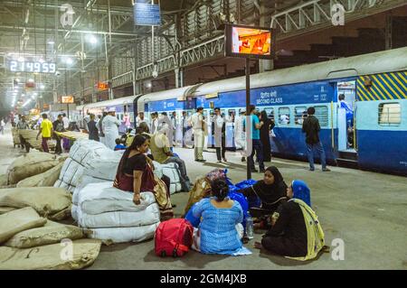 Mumbai, Maharashtra, India : A group of women sit at a platform at the Chhatrapati Shivaji Terminus railway station (formerly Victoria Terminus) Stock Photo