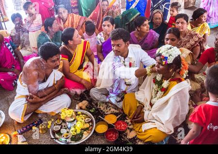 Hampi, Karnataka, India:  A brahmin priest adresses the bride and groom during a Hindu wedding inside the Sree Virupaksha Temple. Uninterruptedly . fu Stock Photo