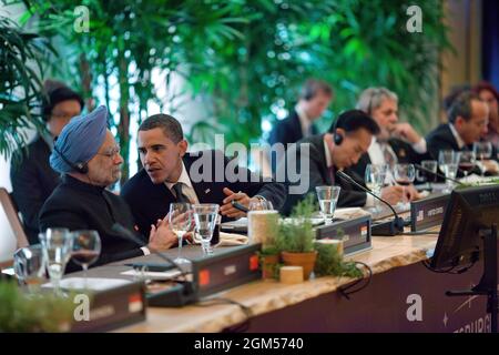 President Barack Obama talks with Indian Prime Minister Dr. Manmohan Singh during a G-20 leaders working dinner at the Phipps Conservatory and Botanical Gardens in Pittsburgh, Penn., Sept. 24, 2009. (Official White House Photo by Pete Souza) This official White House photograph is being made available only for publication by news organizations and/or for personal use printing by the subject(s) of the photograph. The photograph may not be manipulated in any way and may not be used in commercial or political materials, advertisements, emails, products, promotions that in any way suggests approva Stock Photo
