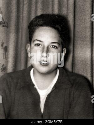 1956 , USA: The celebrated american singer and composer  BOB DYLAN ( born in 24 may 1941 ) when was a young boy aged 15 . In 2016, Dylan was awarded the Nobel Prize in Literature . Unknown photographer. - HISTORY - FOTO STORICHE - personalità da bambino bambini da giovane - personality personalities when was young - INFANZIA - CHILDHOOD - BAMBINO  - BAMBINI - CHILDREN - CHILD - MUSIC - MUSICA - cantante - COMPOSITORE - PREMIO NOBEL PER LA LETTERATURA - PORTRAIT - RITRATTO  --- ARCHIVIO GBB Stock Photo