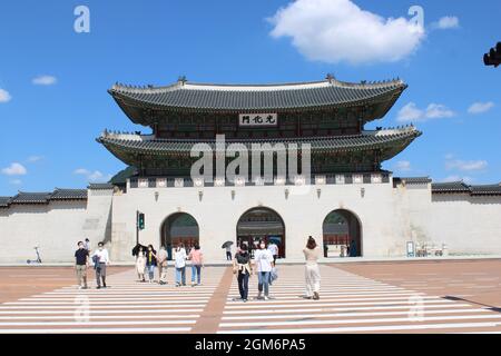 People crossing street in front of Gyeongbokgung Palace, in Gwanghwamun, Seoul, Korea Stock Photo