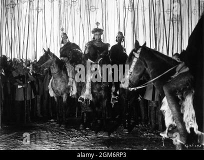 RODDY McDOWALL as Malcolm and ORSON WELLES with Soldiers in MACBETH 1948 director / producer ORSON WELLES play William Shakespeare adaptation Orson Welles music Jacques Ibert costume design (men) Fred A. Ritter and (women) Adele Palmer executive producer Charles K. Feldman Mercury Productions / Republic Pictures Stock Photo