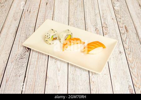 https://l450v.alamy.com/450v/2gm70rh/tray-of-salmon-uramaki-sushi-and-ripe-avocado-and-norwegian-salmon-nigiri-with-white-rice-and-japanese-vinegar-2gm70rh.jpg